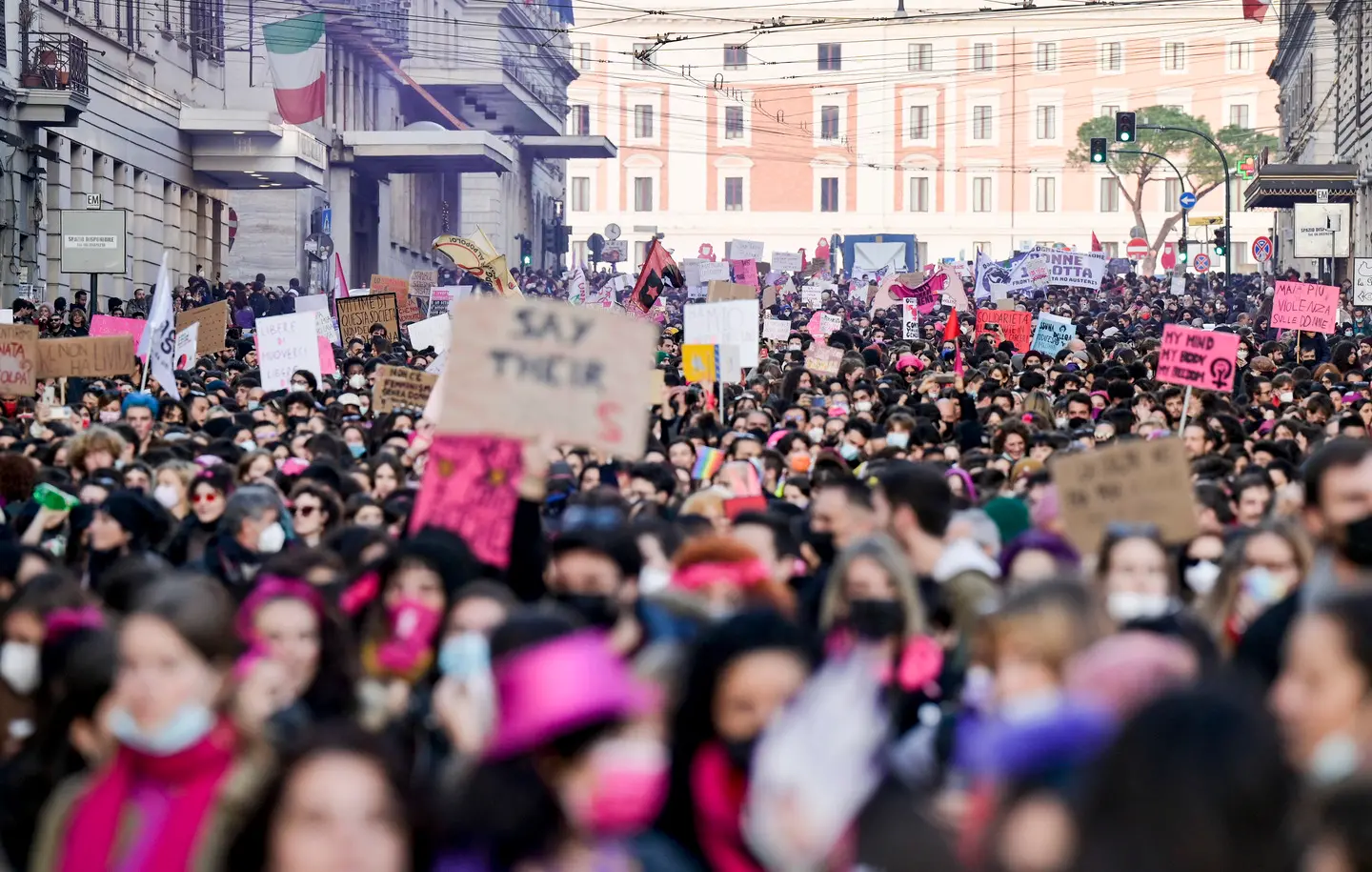 Roma, violenza contro le donne: Non una di meno, migliaia in piazza/VIDEO