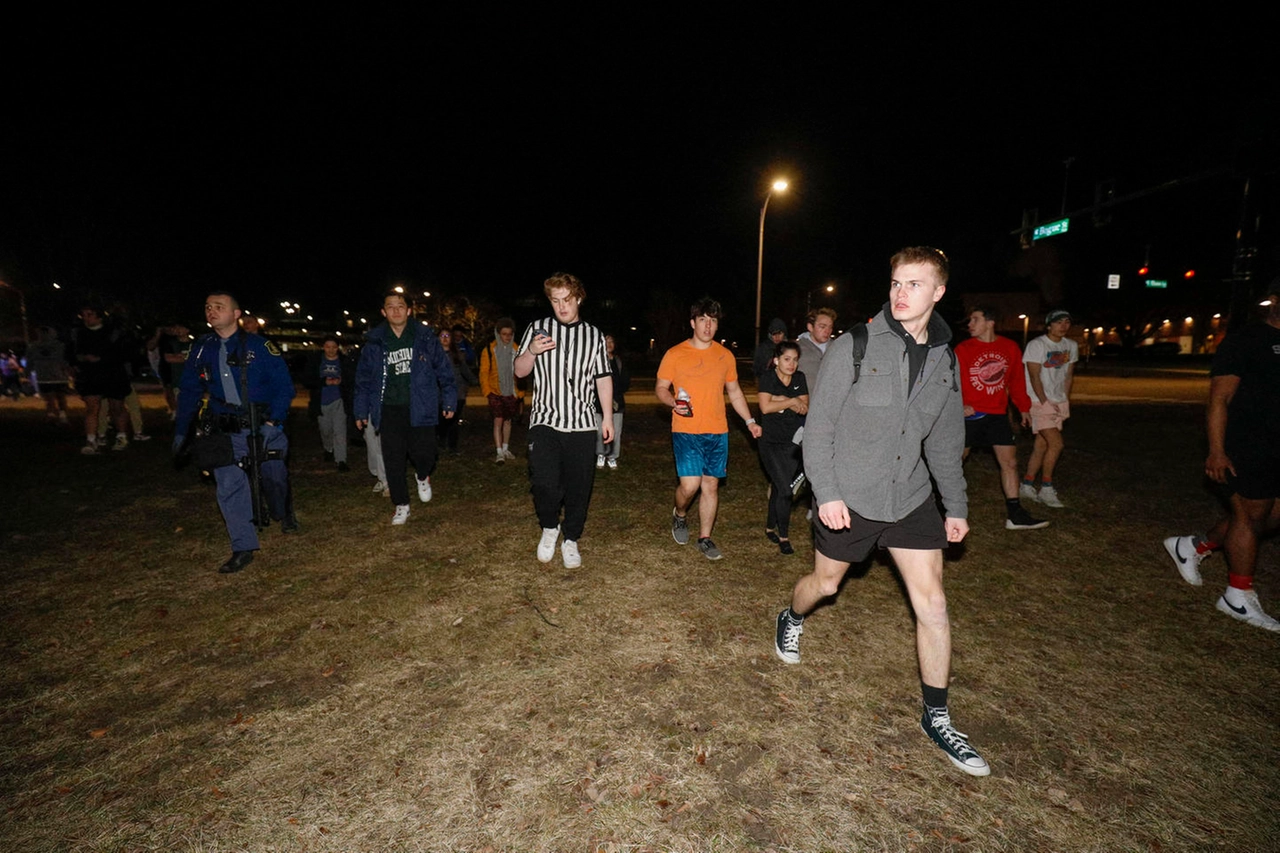 L'evacuazione degli studenti nel campus della Michigan State University (Ansa)