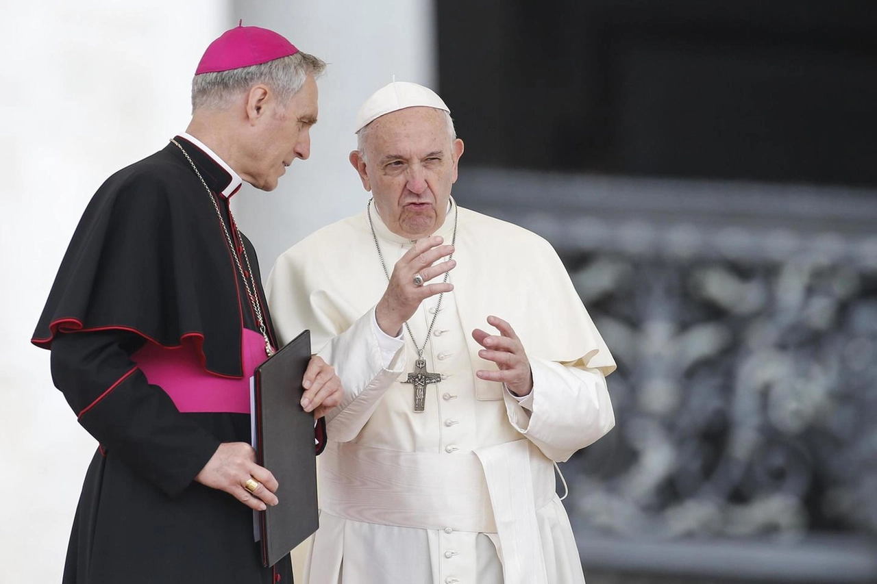 Papa Francesco e monsignor George Gaenswein (Ansa)