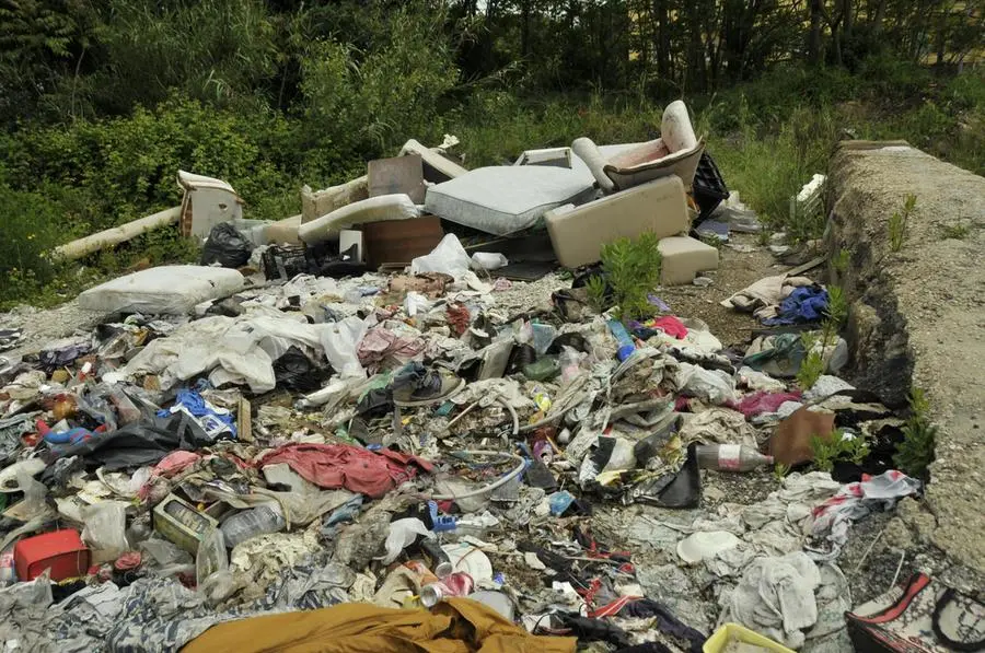 Napoli, i rifiuti bloccano la strada: sequestrata discarica abusiva pericolosa