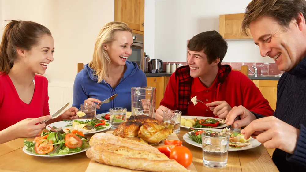 Mangiare a tavola con tutta la famiglia riduce il rischio di obesità negli adolescenti