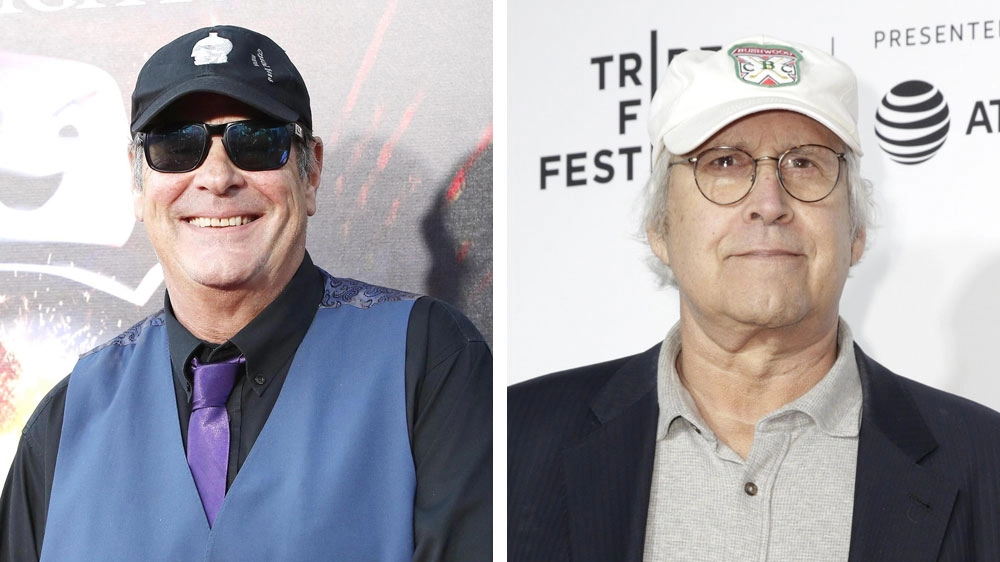 Dan Aykroyd (a sinistra) e Chevy Chase (a destra)