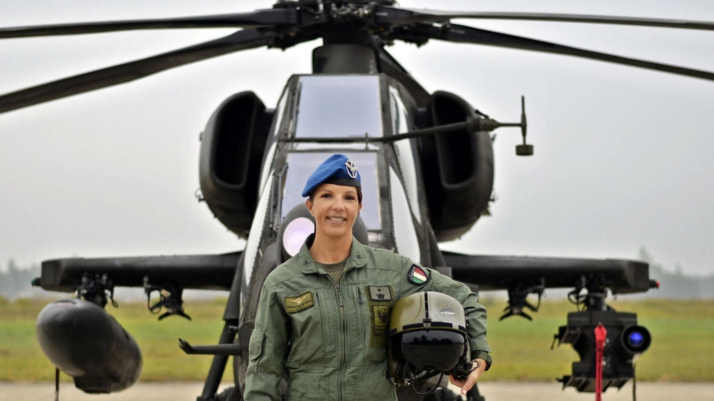 Pamela Sabato davanti al 'suo' elicottero d’assalto AH-129 Mangusta