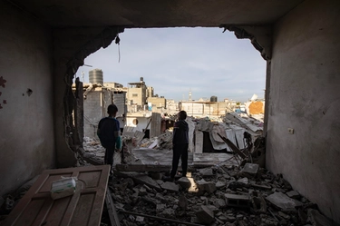 Biden: “Lavoriamo a una tregua di sei settimane a Gaza”. Hamas: “Morti tre ostaggi per i raid sulla Striscia”. Blitz a Rafah: 100 palestinesi uccisi