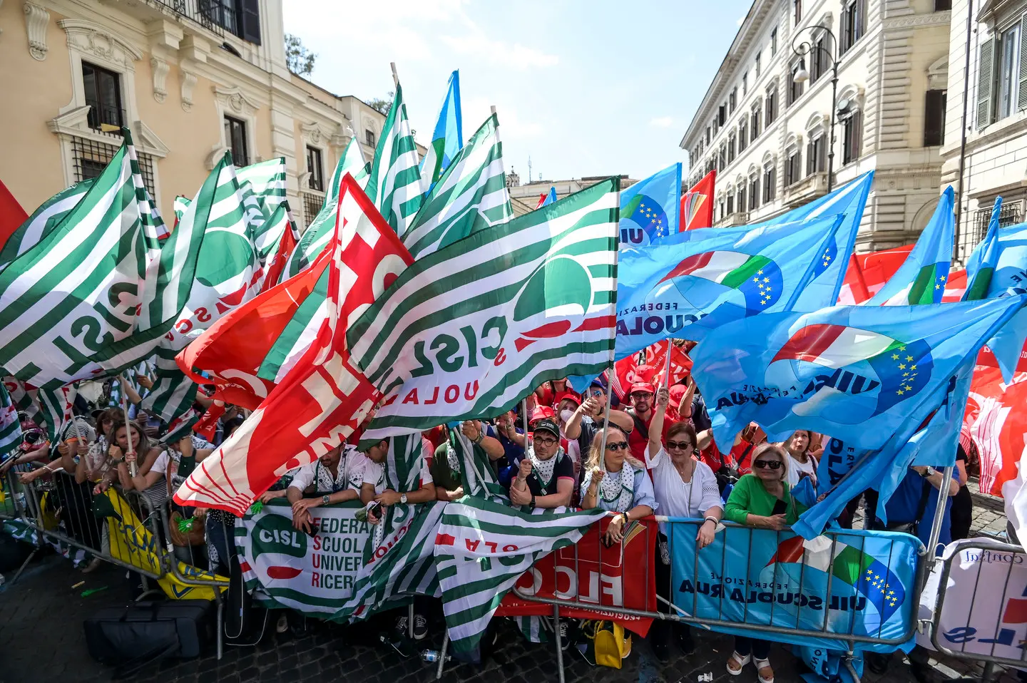 Roma, sciopero della scuola. Sindacati in piazza Santi Apostoli: "Tagli inaccettabili"