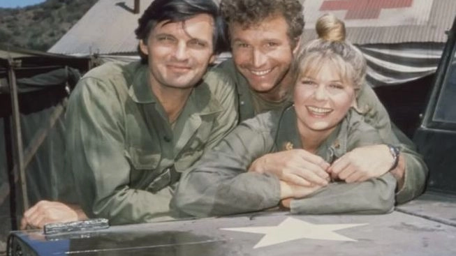 Alan Alda, Wayne Rogers e Loretta Swit (da youtube)