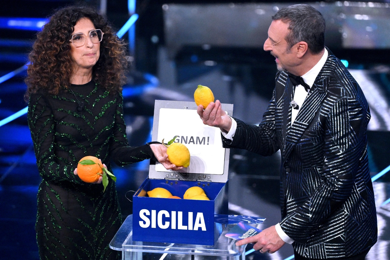 Sanremo, Amadeus e Mannino durante la terza serata (Ansa)