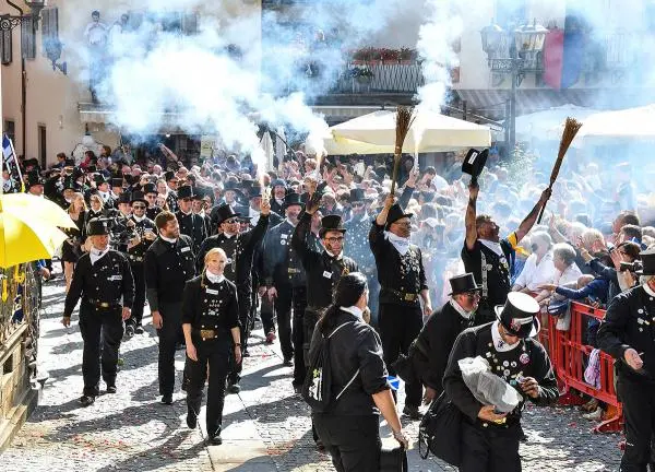 Valle Vigezzo, il raduno degli spazzacamini taglia il traguardo delle 40 edizioni