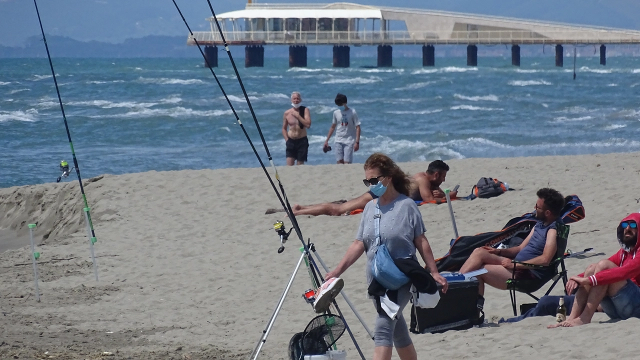 Gente in spiaggia a Viareggio (Foto Umicini)