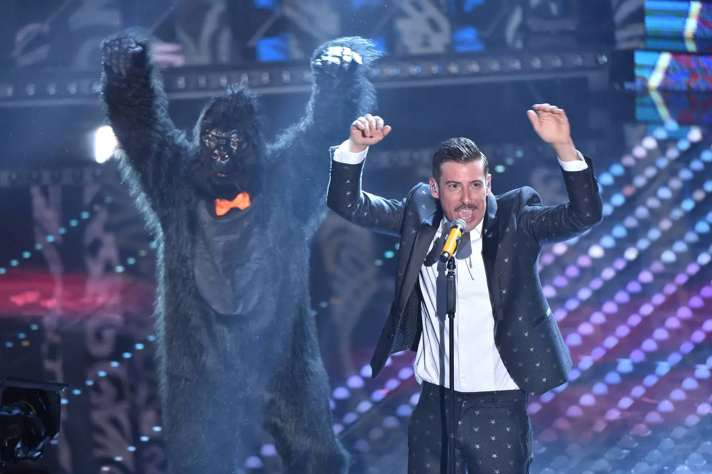 Sanremo 2017, chi c'è sotto la scimmia di Francesco Gabbani