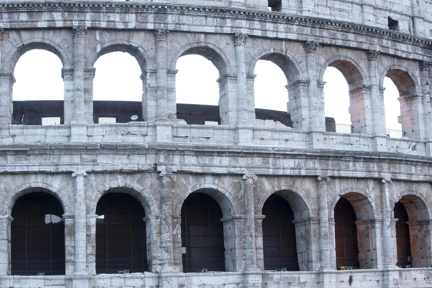 Scavalca recinzione del Colosseo per fare un selfie e cade, grave diciottenne