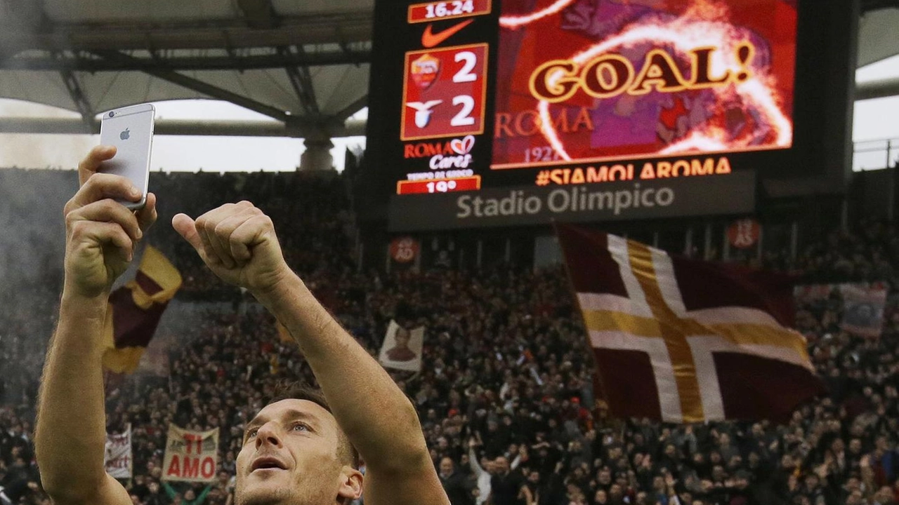 Totti si fa un selfie con la curva in festa (Ansa)