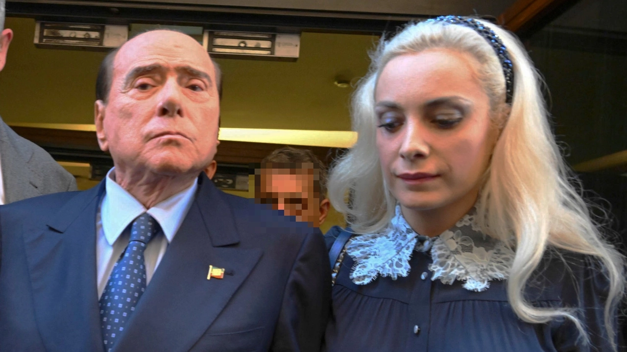 Silvio Berlusconi con la compagna Marta Fascina, che ha ereditato 100 milioni