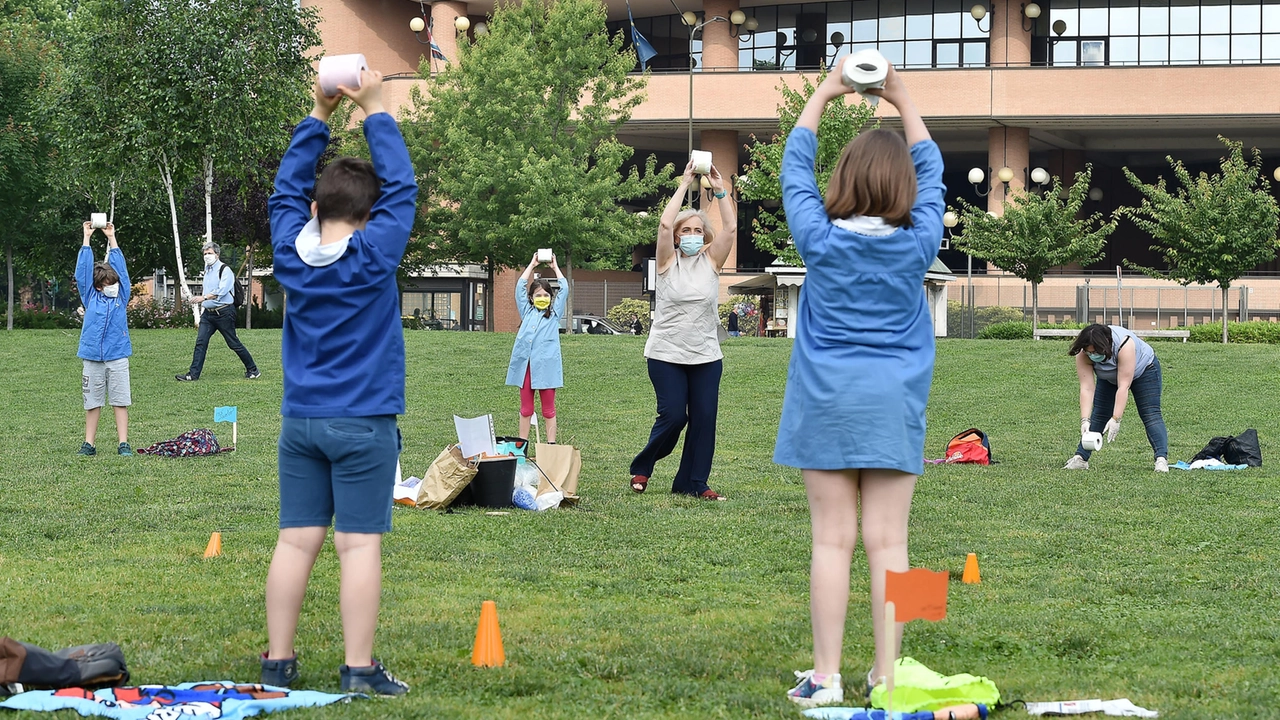 Una lezione di ginnastica per i piccoli a scuola (immagine di repertorio)