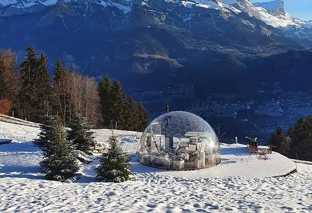 Francia, notti magiche in montagna: dalla capanna dello Hobbit alla casa sull'albero con spa privata