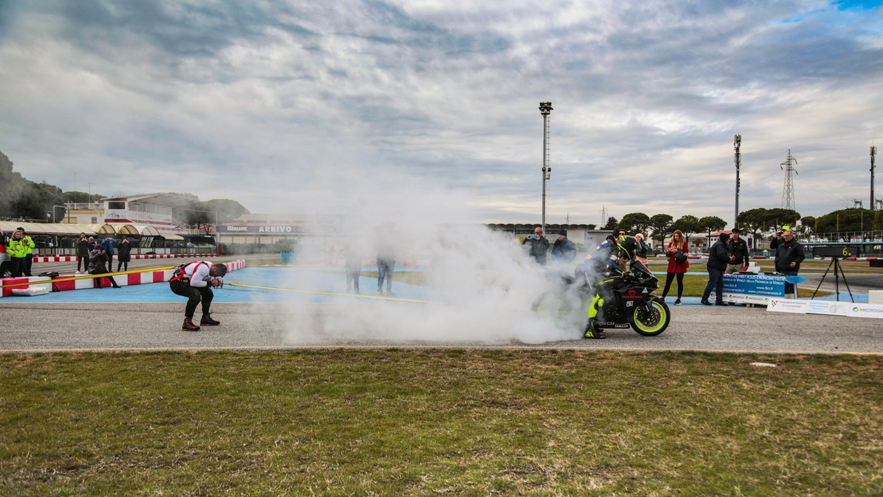 Alex Camera mentre trattiene in pista una Yamaha Y2F-R1 con la sola forza di mani e braccia