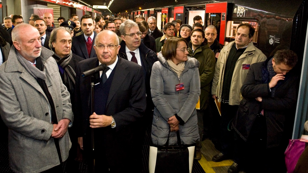 Bruno Rota al microfono per l'inaugurazione del metrò Leonardo