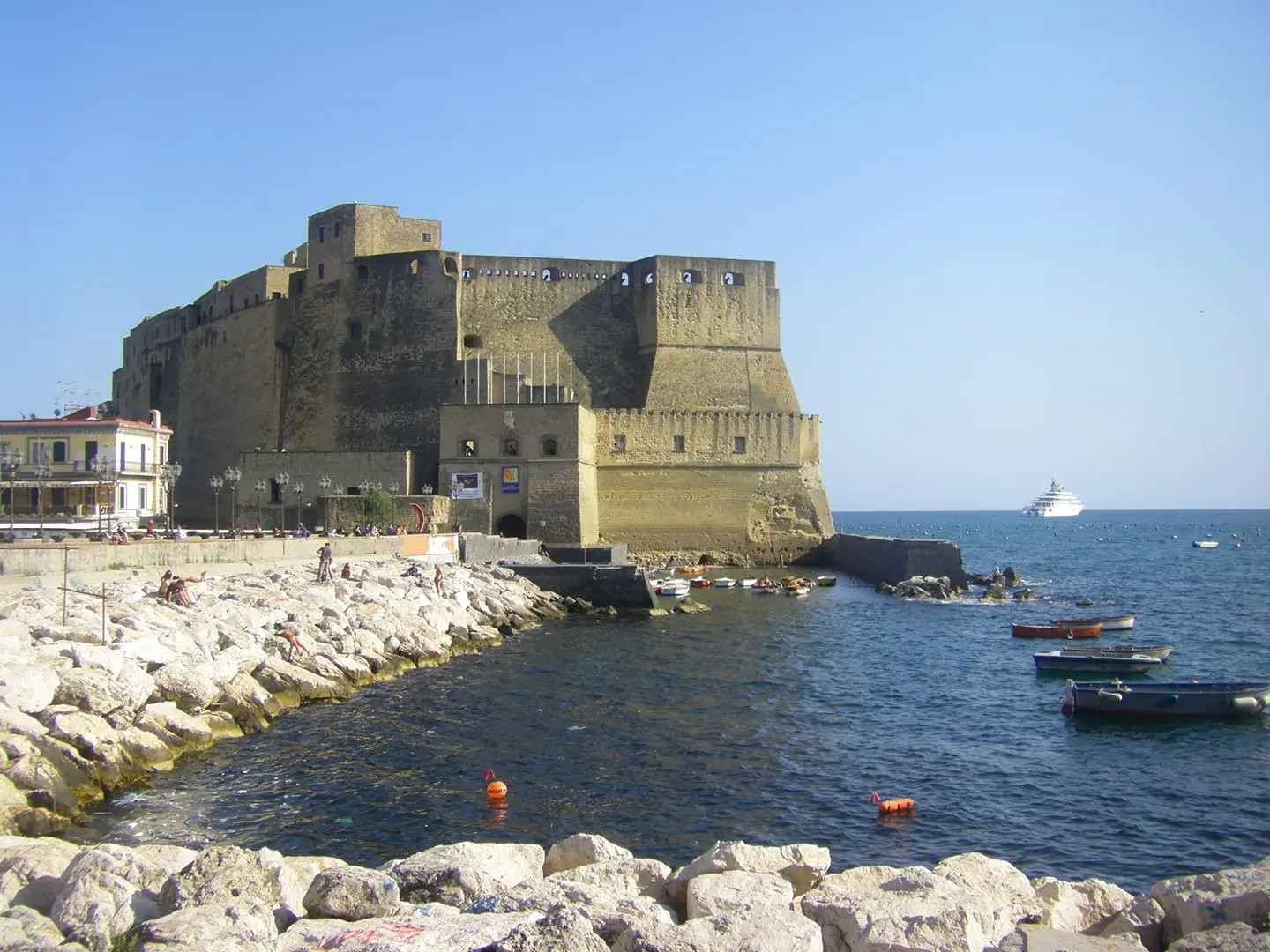 Napoli, chiude Castel dell'Ovo: cadono pietre dalla facciata / VIDEO