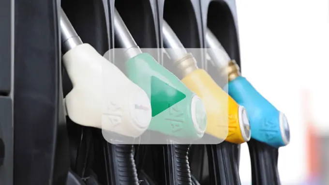 Auto e-fuel contro elettriche: cosa sono e il ruolo nello stop a benzina e diesel dal 2035