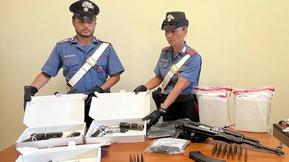 Arsenale in auto da finto carabiniere a Villafranca