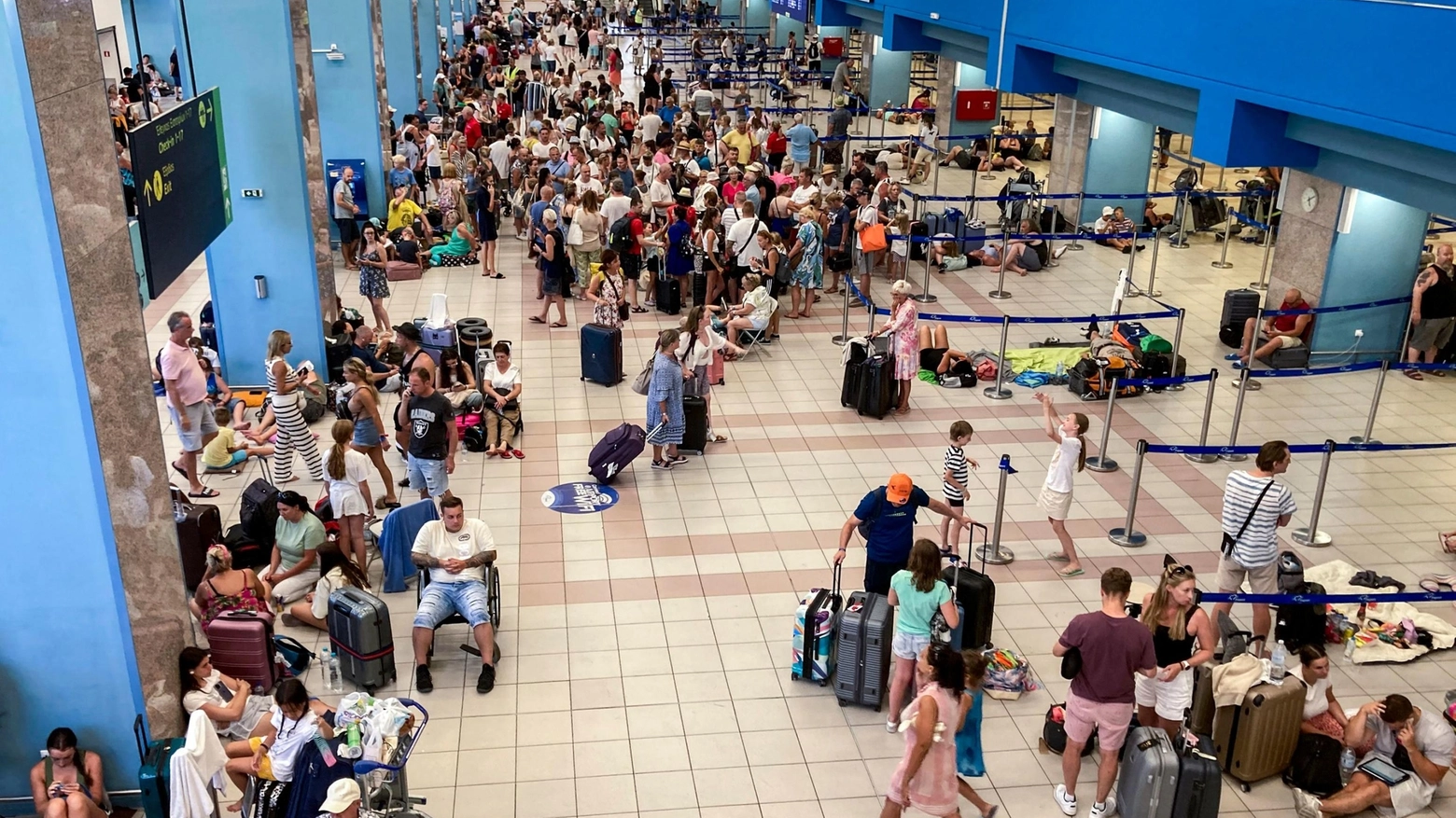 L'aeroporto di Rodi pieno di turisti in fuga dall'incendio (Ansa)