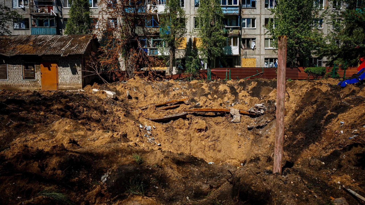 Ucraina, i danni dei bombardamenti a Chasiv Yar, vicino a Bakhmut (Ansa)