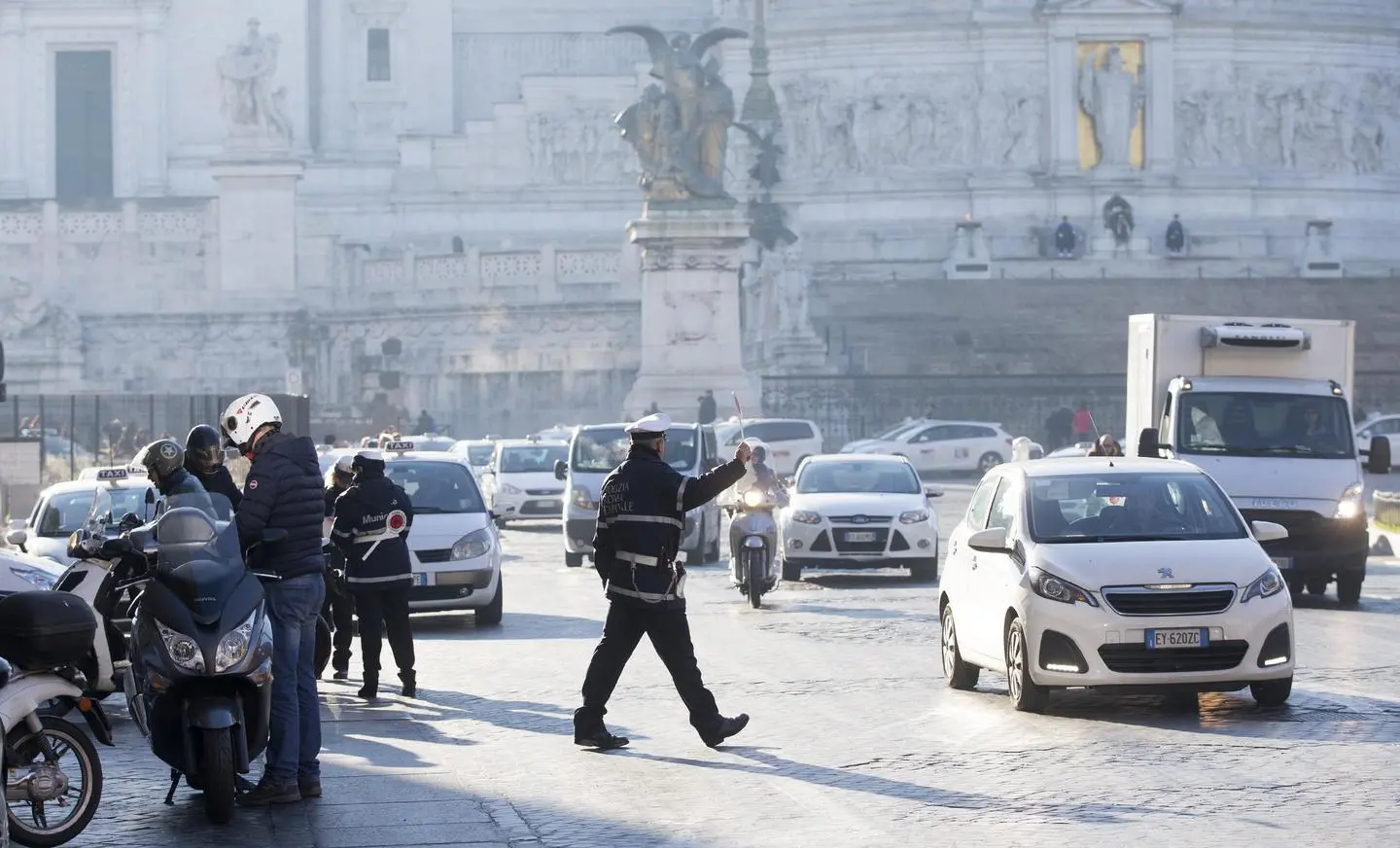 Domenica ecologica, stop ai veicoli più inquinanti e nella “fascia verde”  solo a piedi o in bici: ecco orari, deroghe e regole da seguire il 3  dicembre