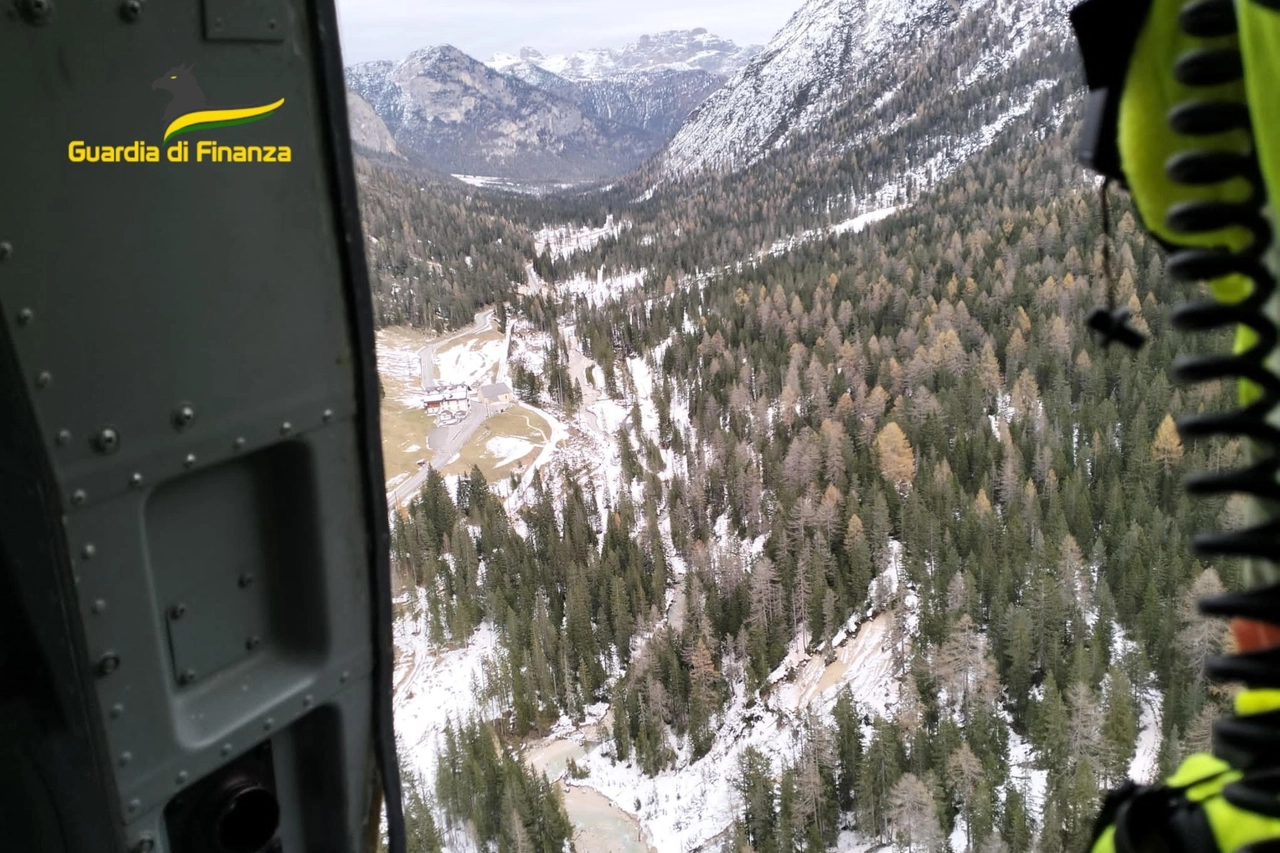 La veduta dall'elicottero che sta cercando i due ragazzi scomparsi