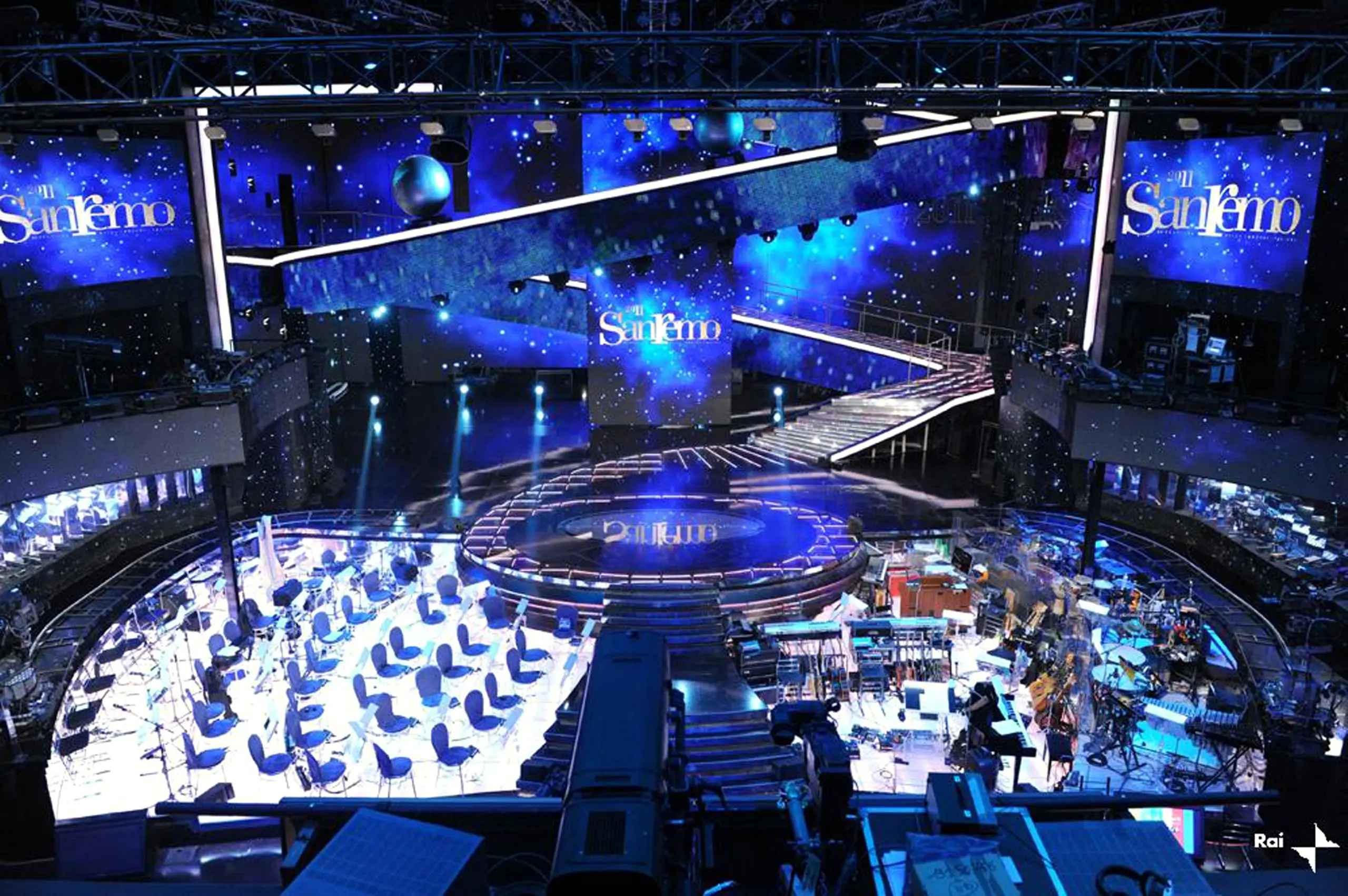 Sanremo 2024, quanto costano i biglietti? Dalla platea alla finale: come  comprarli (nel click day), ingressi