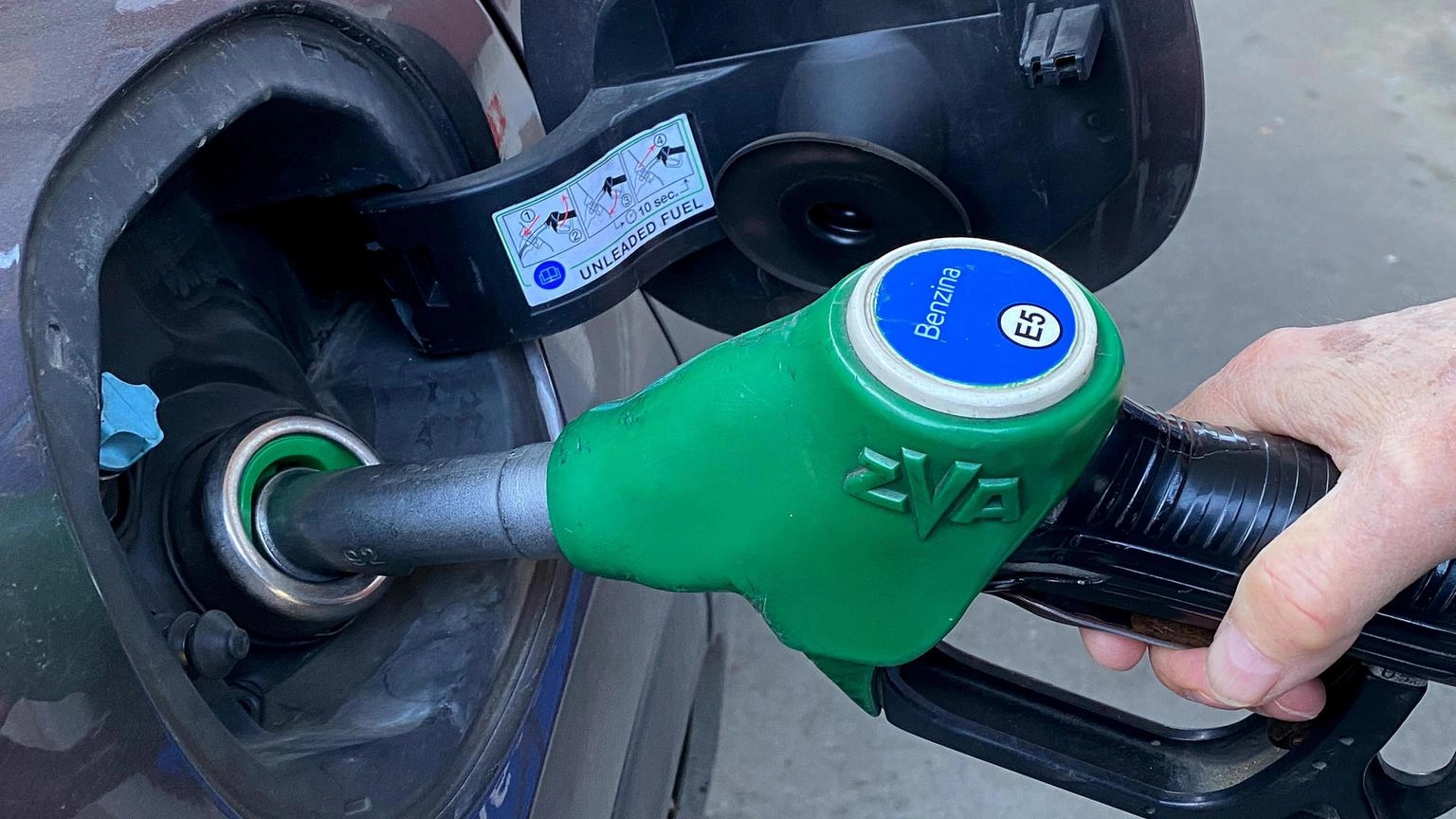 Ancora rincari per i carburanti, benzina al self a 1,86 euro