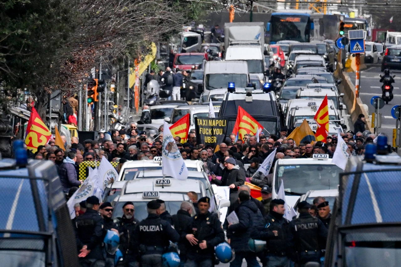 Una protesta dei tassisti (Ansa)