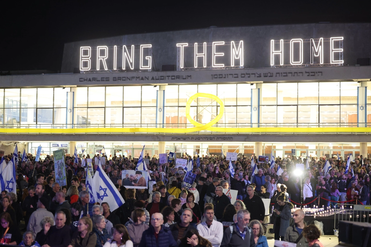 Tel Aviv, in migliaia chiedono le dimissioni di Netanyahu