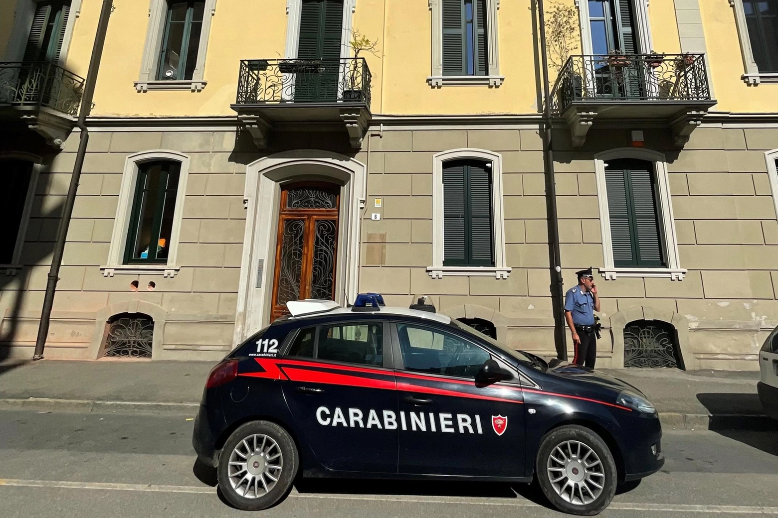 I carabinieri davanti all'abitazione dove l'uomo ha ucciso moglie e figlio