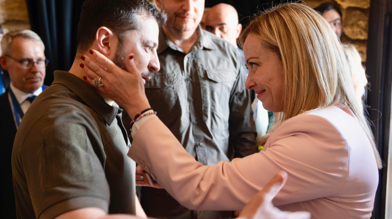 Giorgia Meloni con Volodymyr Zelensky in una foto del 1 giugno 2023 (Ansa)