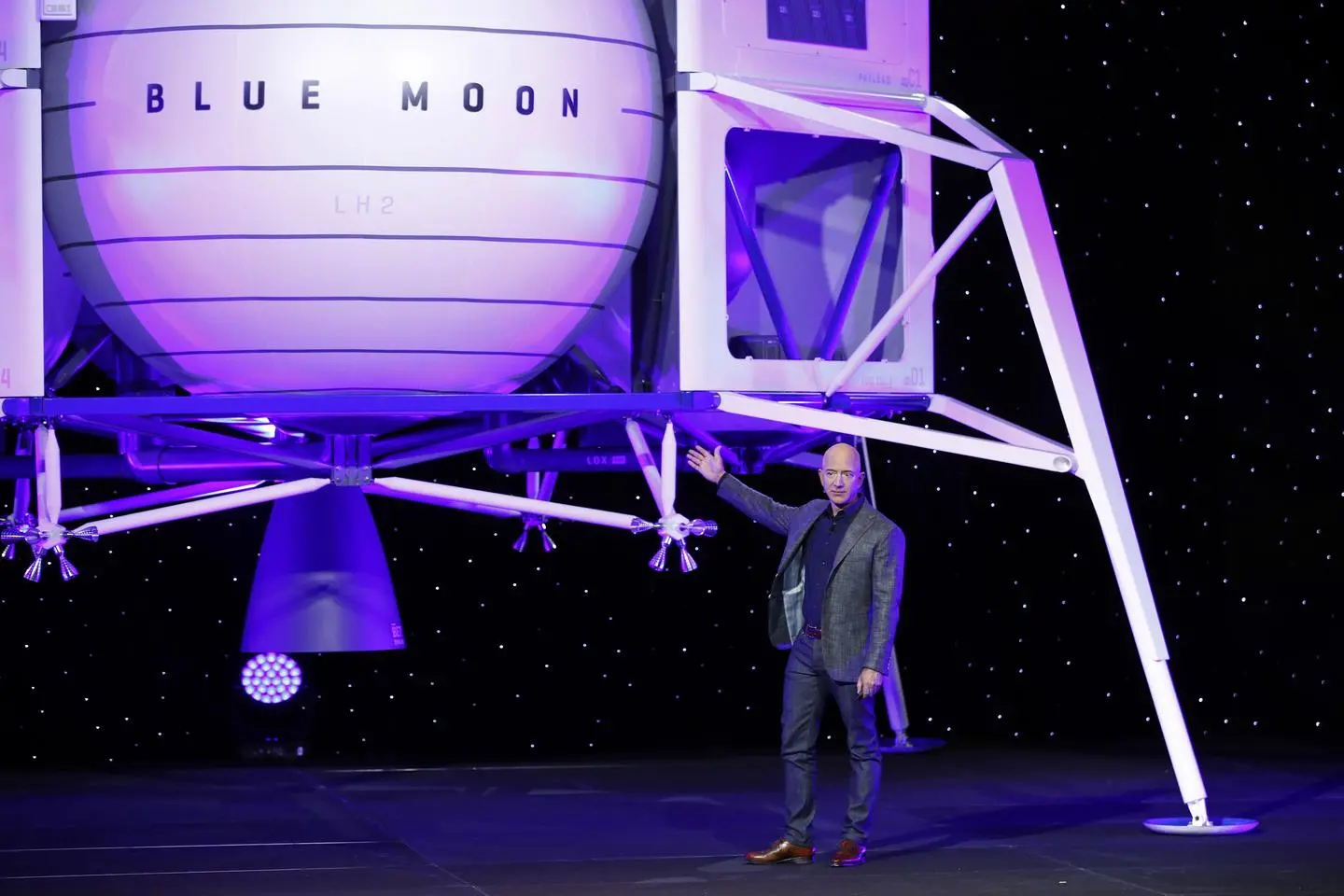 Spazio, Bezos: "Ecco il veicolo che porterà gli astronauti sulla Luna"