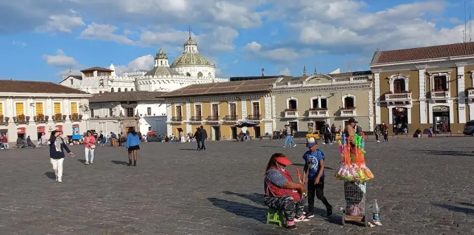 Quito, la capitale fra vulcani e nuvole sulla linea dell'equatore