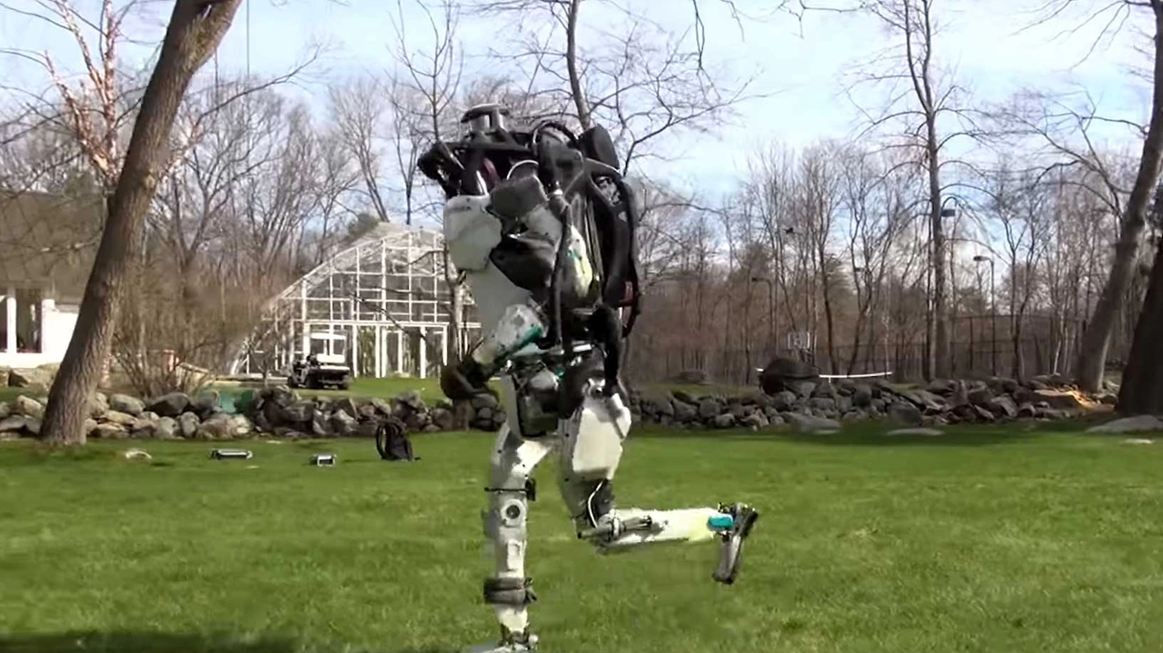 Atlas si sgranchisce le gambe (Foto: BostonDynamics/YouTube)