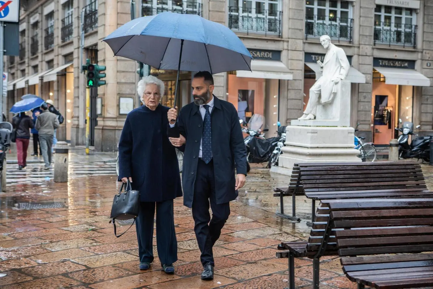 Segre: "Scorta? Non l'ho chiesta io". Mattarella: "Segno di intolleranza concreta"