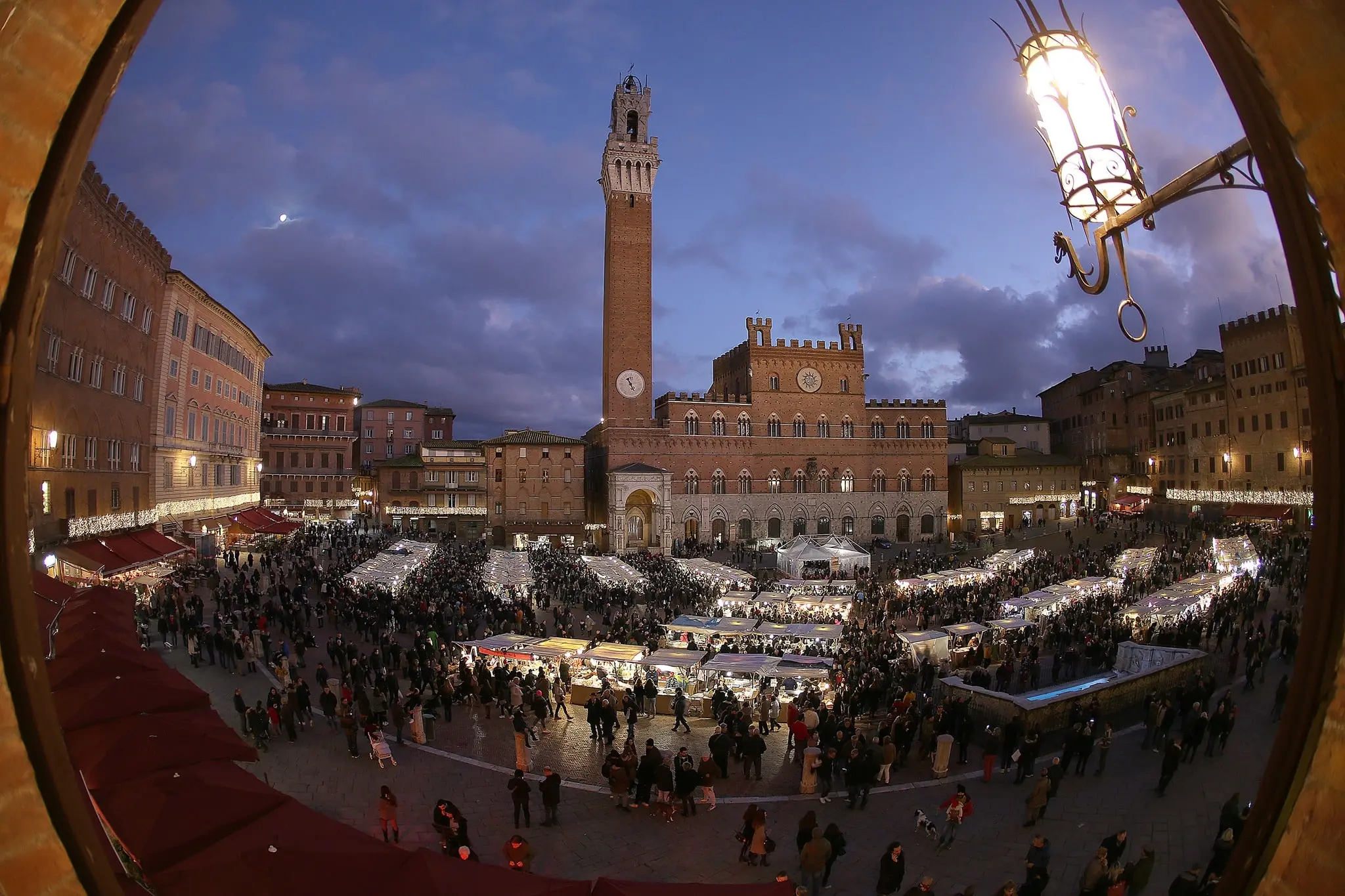 Mercato grande medievale in piazza del Campo: Siena torna ai fasti della Repubblica