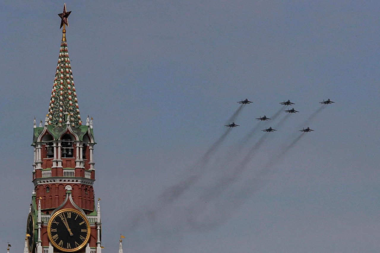 Gli 8 MiG-29SMT formano la lettera Z sopra la piazza Rossa (Ansa)