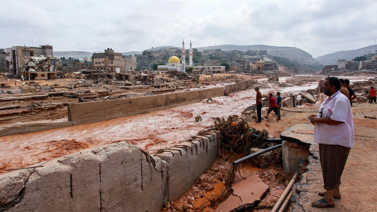 Il deflusso dell'acqua nella città di Derna, colpita dalla tempesta Daniel (Ansa)