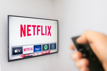 Netflix più produzioni italiane e storie vere: la nuova strategia delle piattaforme streaming