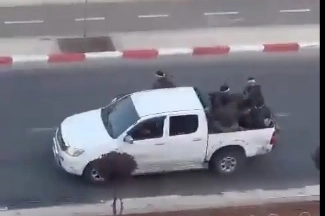 Miliziani di Hamas sparano per strada