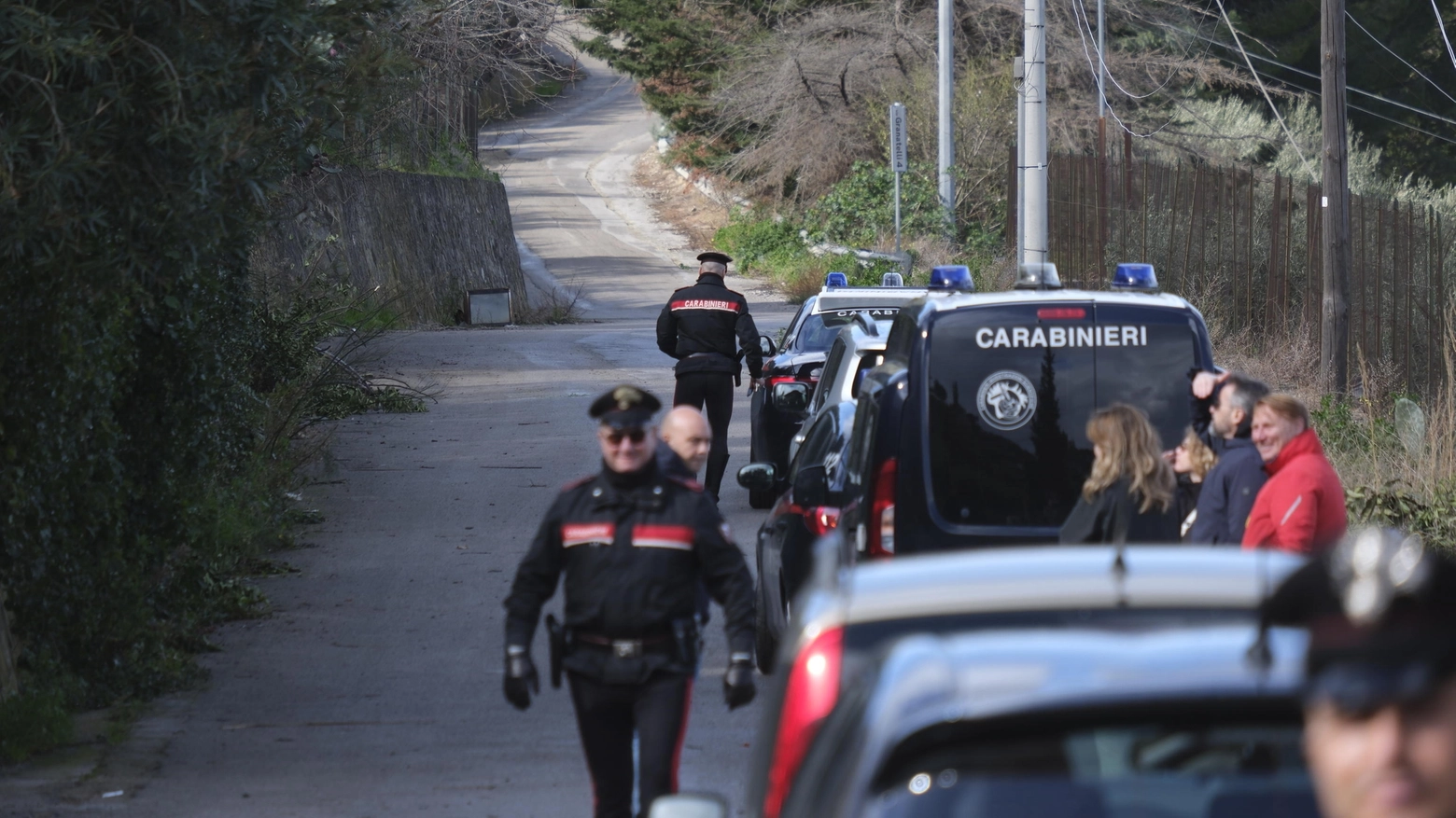 I carabinieri nei pressi della villetta di Altavilla Milicia dove Giovanni Barreca ha ucciso la famiglia (Ansa)