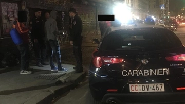 Napoli, un’altra notte di movida violenta, rissa all’alba davanti a una discoteca in centro: accoltellati due trentenni