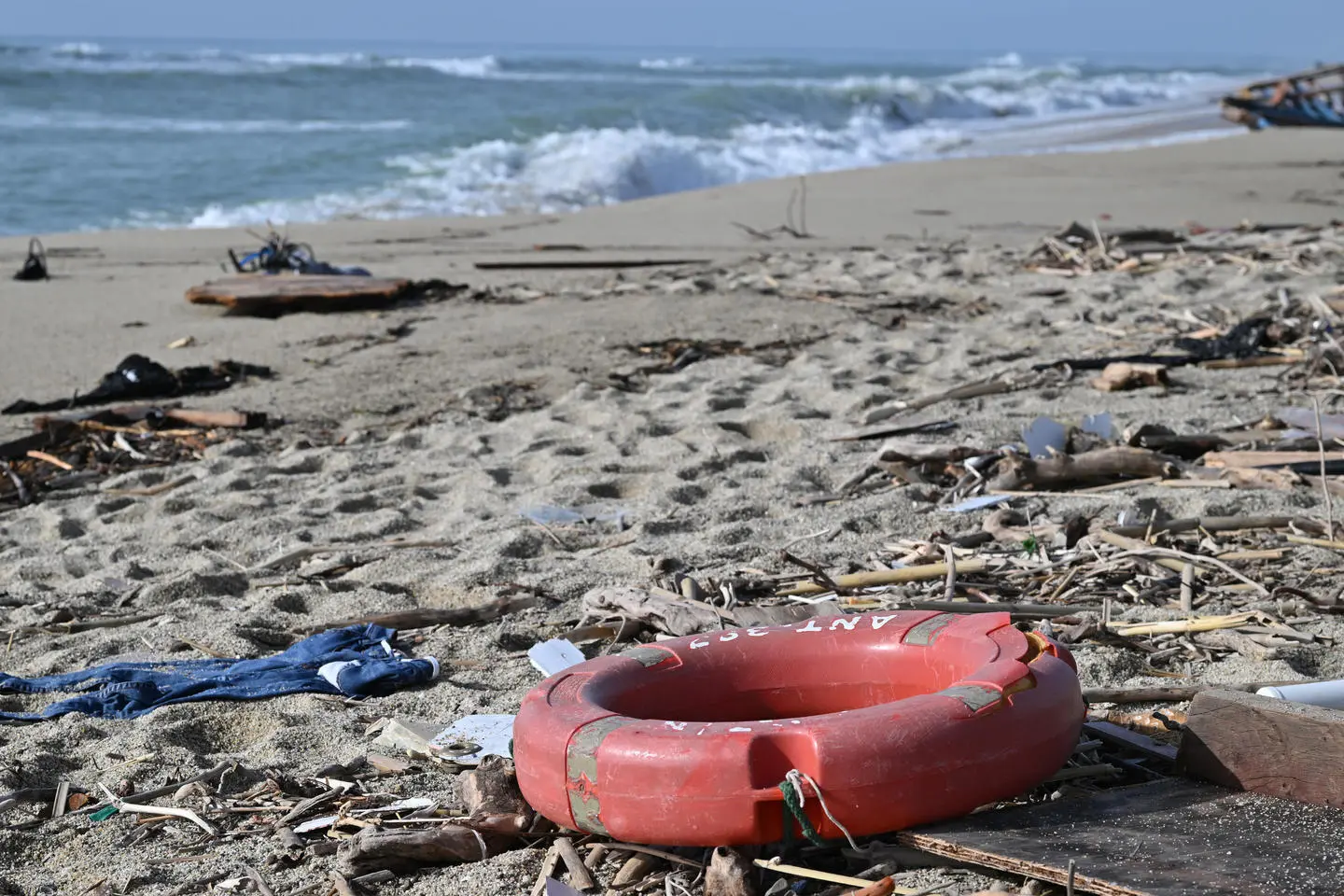 Cutro, trovati altri 5 corpi: 2 bimbi e 3 adulti. Salgono a 86 le vittime, 35 sono minori