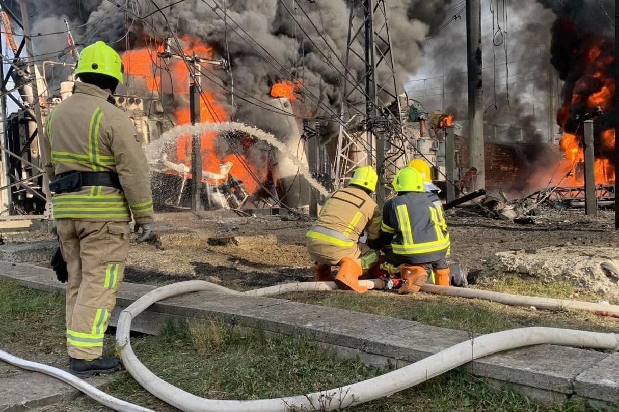 Soccorritori intervengono dopo bombardamento (Ansa)