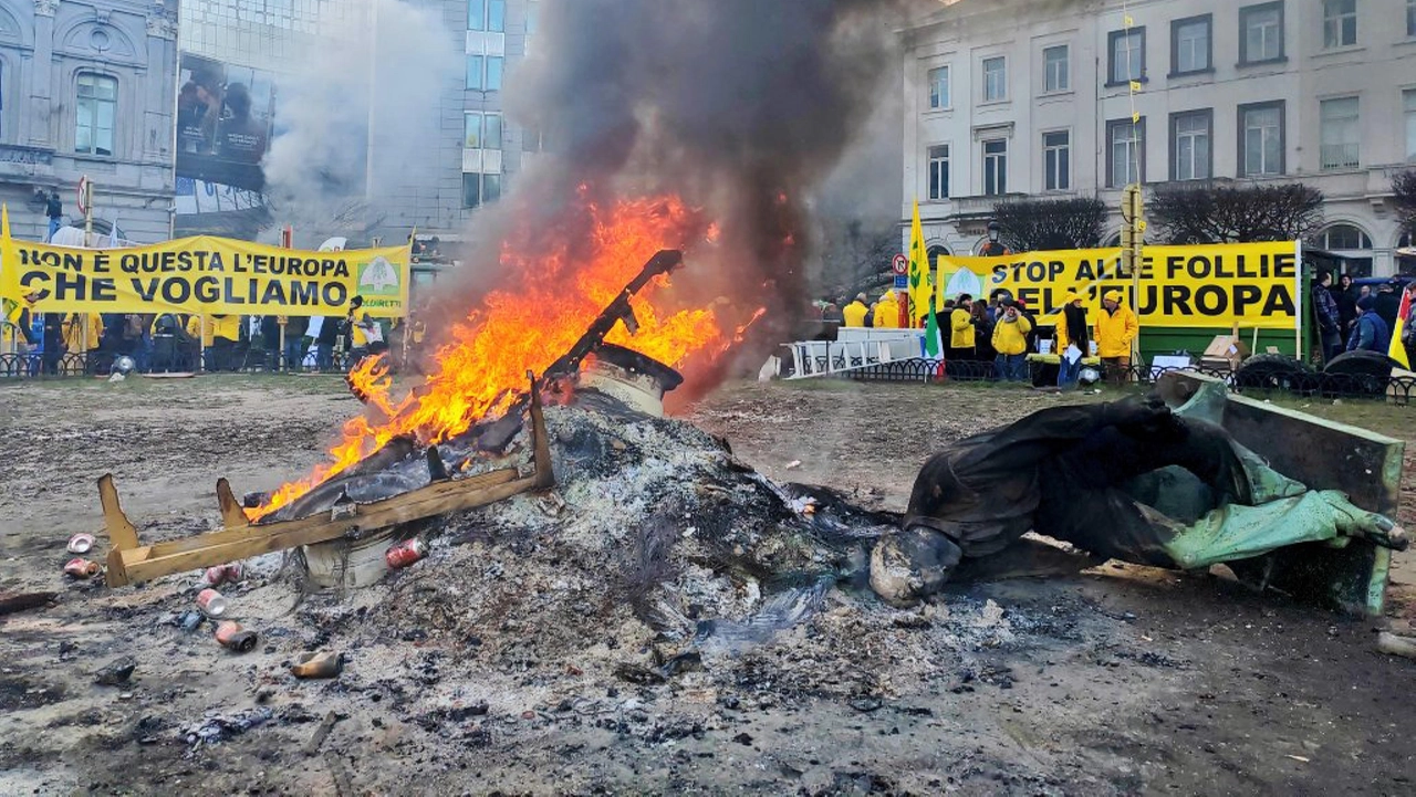 Agricoltori a Bruxelles, abbattua la statua appartenente a John Cockerill