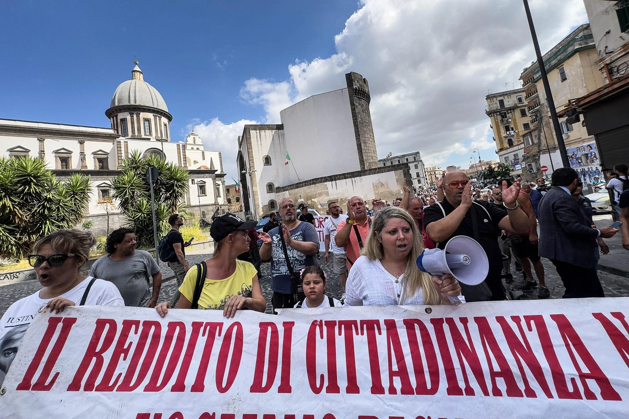 Corteo di protesta a Napoli per il reddito di cittadinanza.