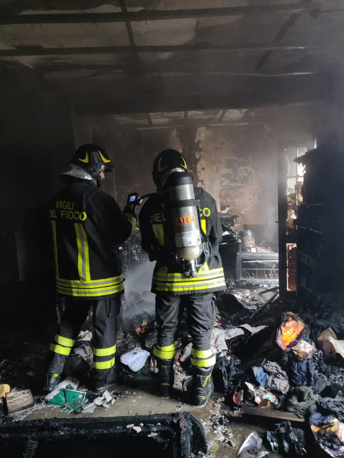 Afragola, 5 cani, mamma e 4 cuccioli, muoiono in un incendio scoppiato in un box